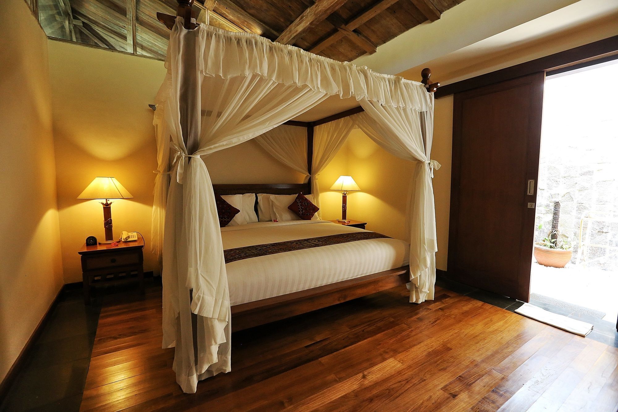 เดอะ ซันยัส รีทรีต Hotel ตาบานัน ภายนอก รูปภาพ